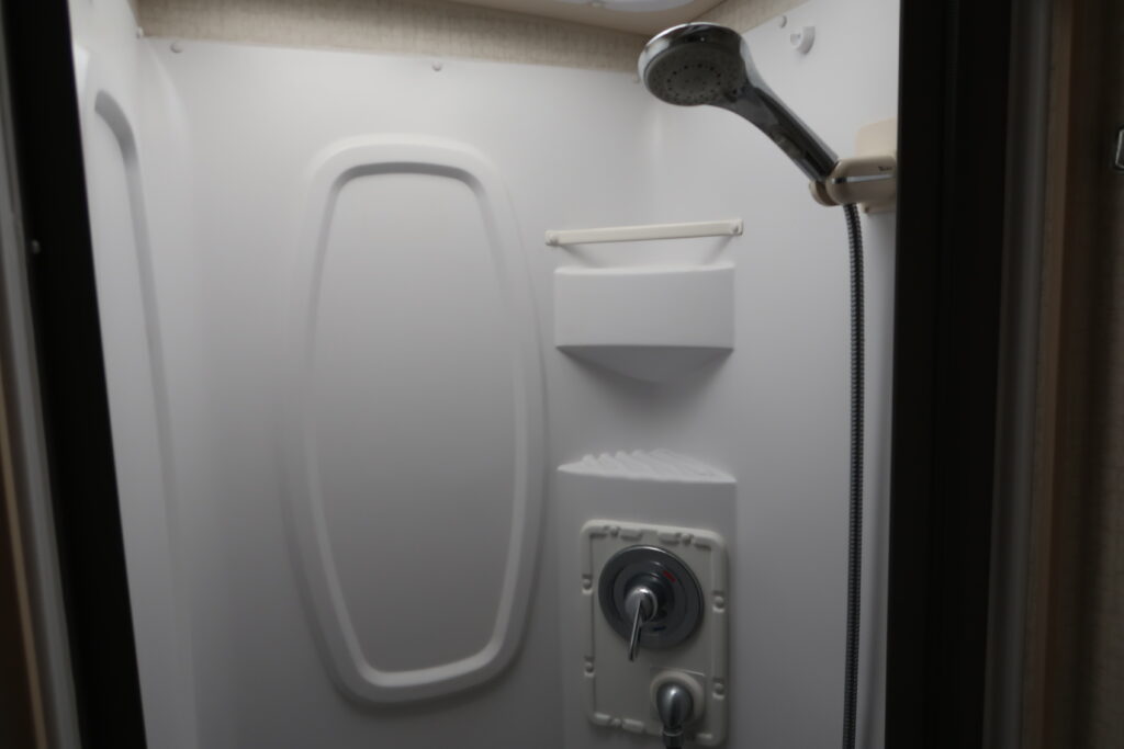 2016 WINNEBAGO NAVION 24J