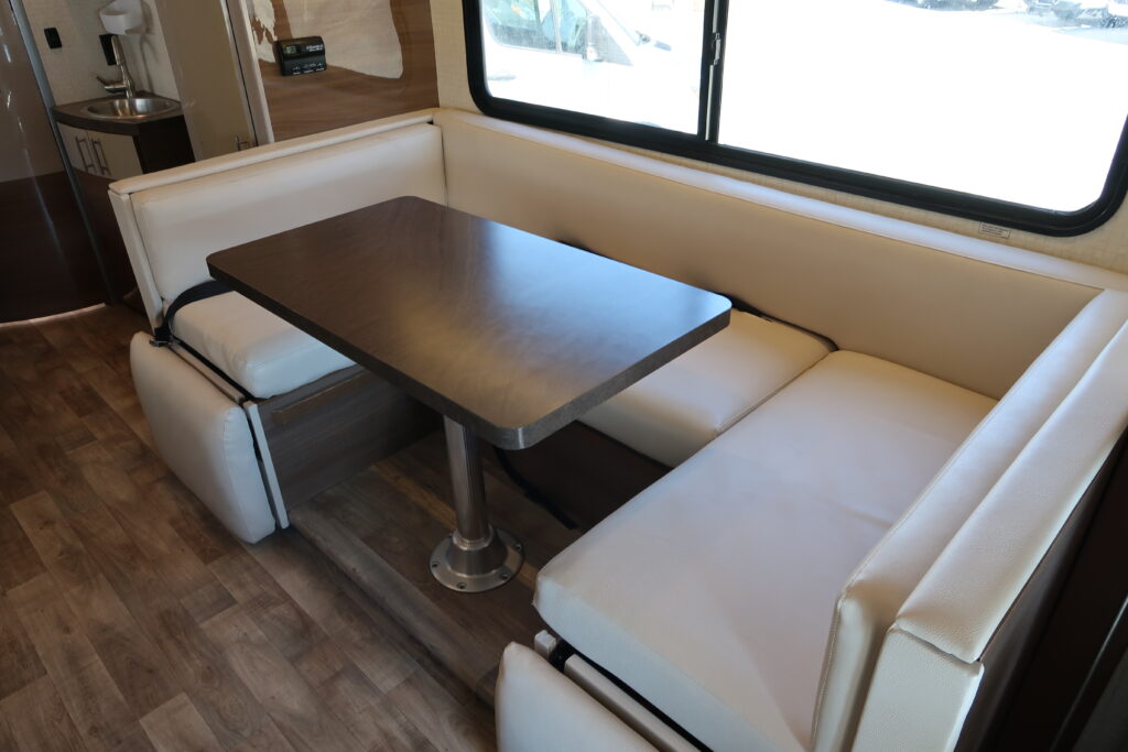 2016 WINNEBAGO NAVION 24J
