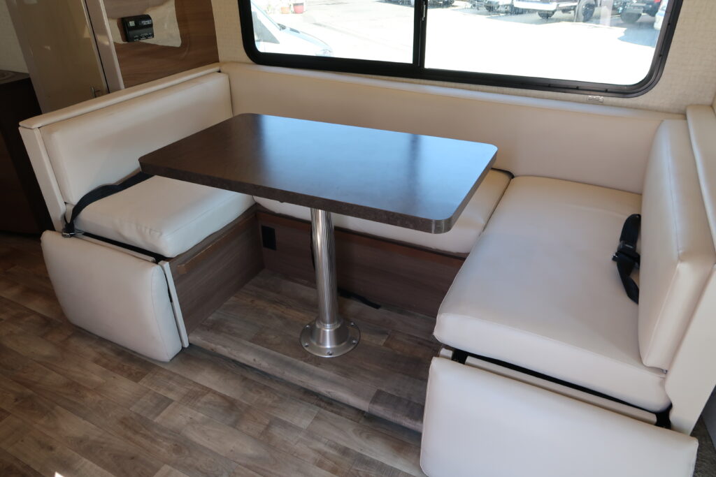 2016 WINNEBAGO NAVION 24J