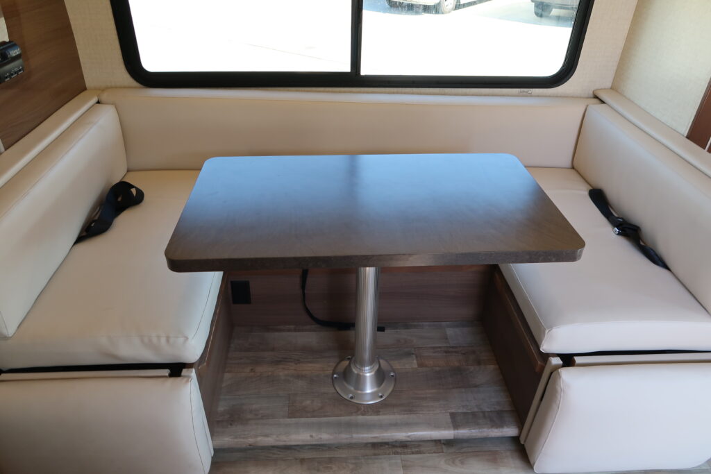 2016 WINNEBAGO NAVION 24J