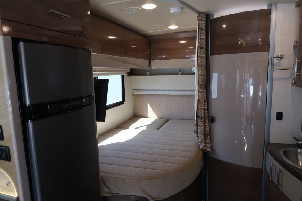 2016 WINNEBAGO NAVION 24J