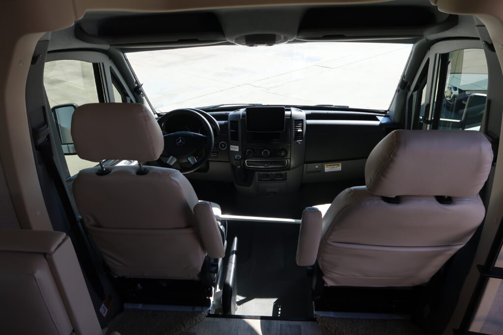 2016 WINNEBAGO NAVION 24J